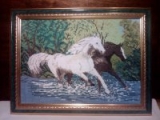 Лошади бегущие по ручью